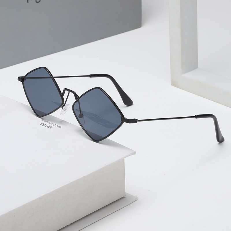 【Each account is limited to one order】Foreign trade new European and American retro diamond sunglasses men’s trendy personalized metal sunglasses irregular sunglasses women