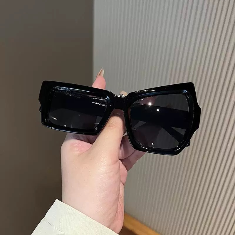 【Each account is limited to one order】The Same Style of Ins Eyebrow Picking, Funny Asymmetrical Sunglasses for Women with Big and Small Eyes, New Glasses