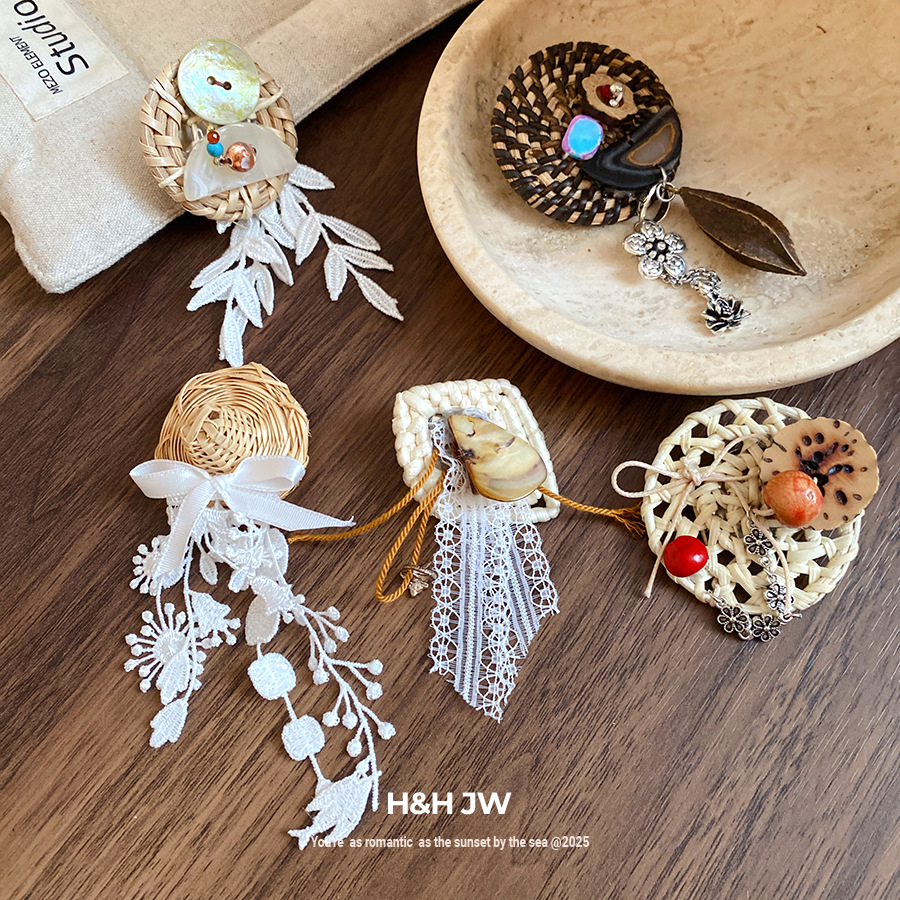 Vine woven hollow flower bow tassel brooch, fresh and sweet vacation style, chest flower, niche high-end accessory for women