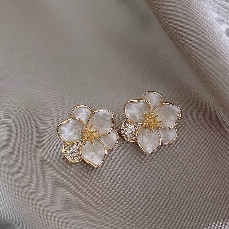 Exquisite and Gentle Flower Earrings for Women, Elegant Niche Design Earrings, Light Luxury and High-End Earrings, Versatile Retro Wholesale