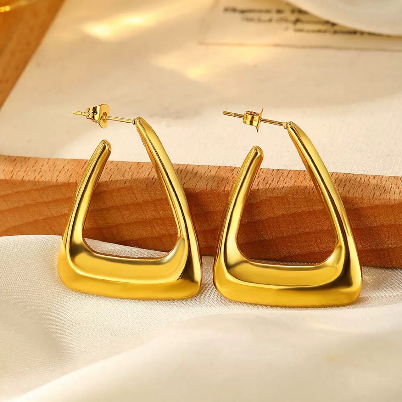 Cross border European and American opening big triangle earrings, internet famous, niche, simple, cold, light luxury style earrings, popular earrings for women